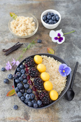 Quinoa- Frühstück mit Früchten