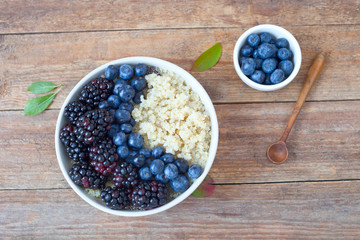 Gekochte Quinoa mit Beeren