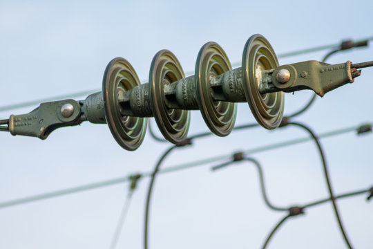 Kappenisolatoren und Porzellanisolatoren Freileitung isolierend und Oberleitung mit Bahnstrom versorgend und isolierend f&uuml;r Schienenverkehr sicherheitsrelevant im Bahnverkehr und Garant f&uuml;r Energie