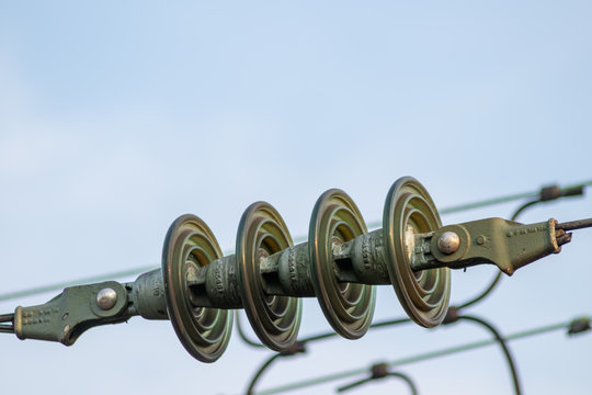 Kappenisolatoren und Porzellanisolatoren Freileitung isolierend und Oberleitung mit Bahnstrom versorgend und isolierend f&uuml;r Schienenverkehr sicherheitsrelevant im Bahnverkehr und Garant f&uuml;r Energie