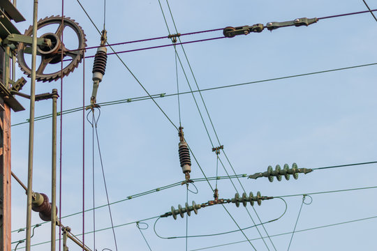 Kappenisolatoren und Porzellanisolatoren Freileitung isolierend und Oberleitung mit Bahnstrom versorgend und isolierend f&uuml;r Schienenverkehr sicherheitsrelevant im Bahnverkehr und Garant f&uuml;r Energie