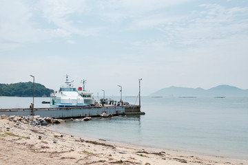 船着場で乗船を待つ人々