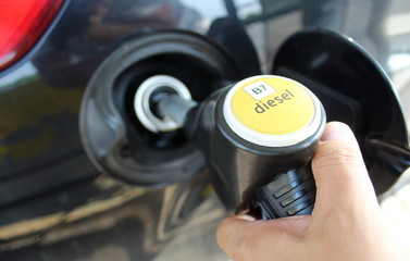 Fare rifornimento di carburante alla propria auto	