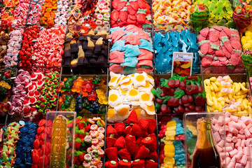 monton de dulces, golosinas y chucherias en el mercado