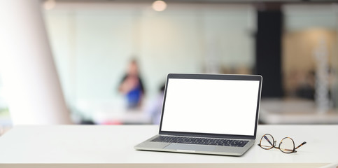 Fototapeta premium Open blank screen laptop computer with blurred background
