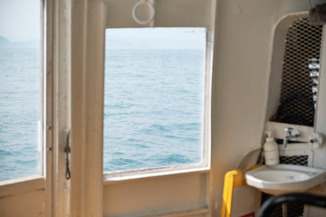 船の窓から見える景色
