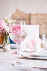 Hochzeitstafel in rosa