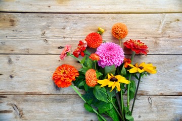 Grußkarte - Dahlien Blumenstrauß auf Holzuntergrund