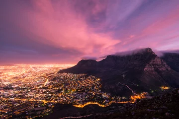 Photo sur Plexiglas Montagne de la Table Moody Table Mountain after sunset with city lights as seen from Lions Head.