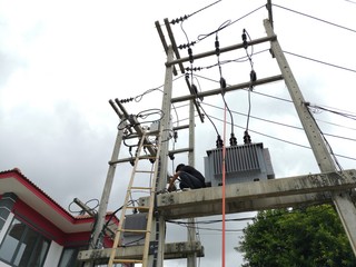Engineer, change the power line in the factory working day