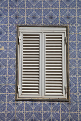 Fassade mit Keramikfliesen und Fenster mit Schlagläden, Portugal, Europa