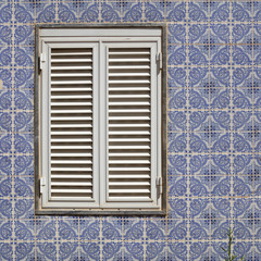 Fassade mit Keramikfliesen, Fenster mit Schlagläden, Algarve, portugal, Europa