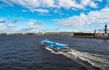 Obraz premium Bright summer landscape on the Neva river in St. Petersburg. Russia.