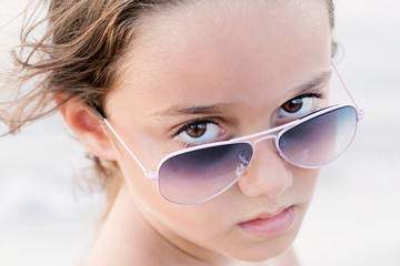 Volto di bambina con occhiali da sole