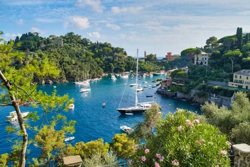 Draagtas Portofino, Italië - 15 AUGUSTUS 2019: Prachtige haven in de Italiaanse Rivièra, huizen op een klif, boten en een jacht op het water / een populaire badplaats in Europa © KURLIN_CAfE