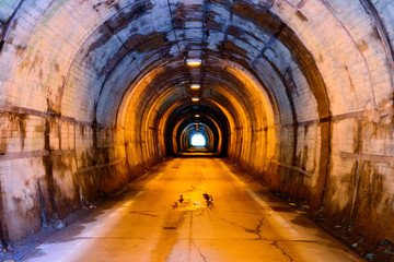Fototapeta na wymiar 旧道にある狭いトンネル