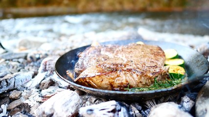 キャンプ場で肉の塊を焼く