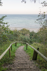 Treppe hinab zum Strand an der Ostsee