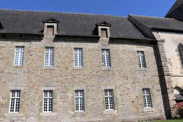 Fototapeta na wymiar Abbaye du village de Paimpont construite au 13 ème siècle - Département du Morbihan - Bretagne - France - Extérieur de l'abbaye