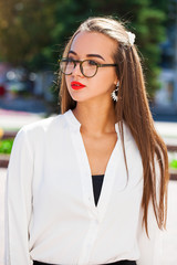 Obraz premium Business brunette woman in summer street