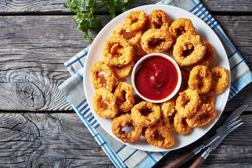 deep fried breaded squid rings served with sauce