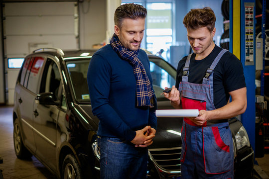 Mechanic explains car reparing plan to a client