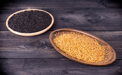 The white and dark sesame seeds on a plate