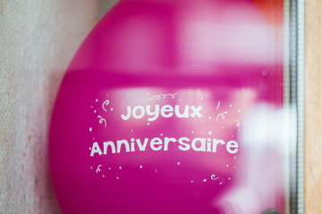 Ballon rose avec texte joyeux anniversaire