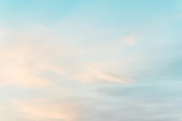 Deurstickers zonsondergang achtergrond. hemel met zachte en wazige pastelkleurige wolken. gradiëntwolk op het strandresort. natuur. zonsopkomst. rustige ochtend. Instagram getinte stijl © flowertiare