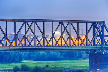 Alte Eisenbahnbrücke und Industrie in Duisburg Hochfeld
