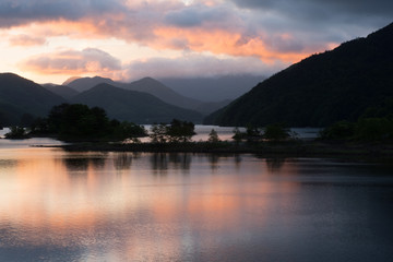 湖畔の朝焼け
