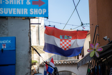 Flaga Chorwacji wisząca na budynkach