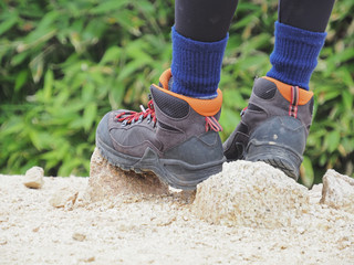 Plakat 北アルプス 燕岳登山中の中学生の登山靴