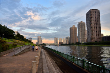 隅田川から眺める夕暮れの豊洲ビル群