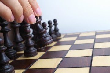 チェス・手 - Hand and chessboard, isolated on white background