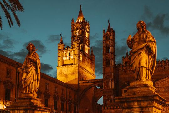 Kathedrale Maria Santissima Assunta in Palermo in der Abenddämmerung