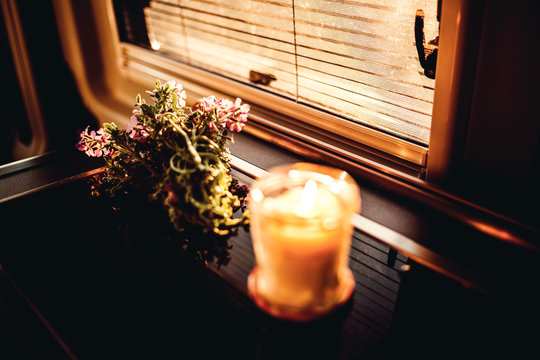 Road Trip Romantik Moment beim Sonnenuntergang im Van Sonnelicht leuchtet Auf kerze und blumen durch das Fenster 