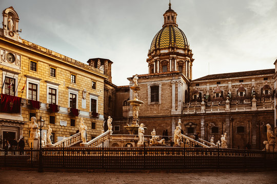 Blick auf die Fontana Pretoriain Palermo Sizilien