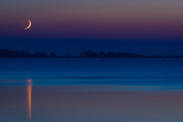Mondsichel über dem Meer - Abenddämmerung an der Ostsee
