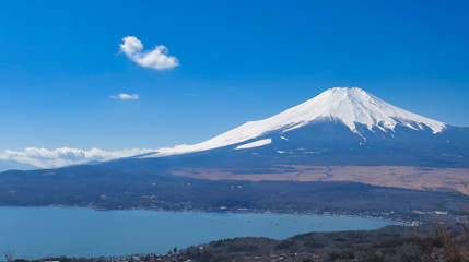 Fototapeta na wymiar 富士山　湖　雲　山中湖　