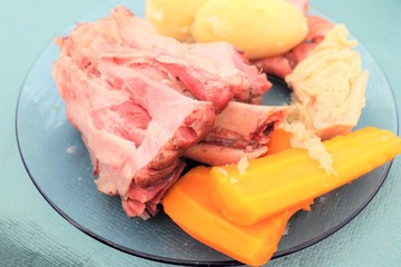 Jarret de porc aux légumes : pommes de terre, carottes, chou blanc