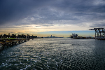Fototapeta na wymiar Sunset looking toward San Francisco from the Alameda Ferry