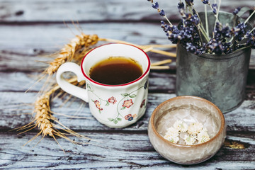 Infusion à la camomille dans une tasse en porcelaine vintage