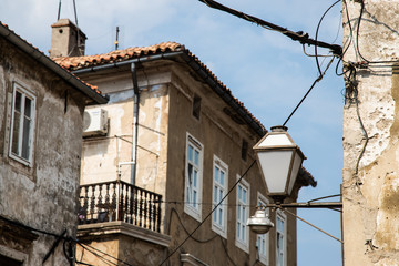 Fototapeta na wymiar Drogi i budynki w Chorwackim mieście Senj