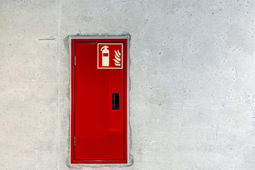 Feuerlöscher Unterputz in Betonwand Sicherheit