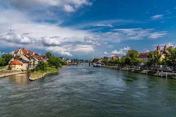 Obraz premium Donau durch Regensburg in Bayern Oberpfalz