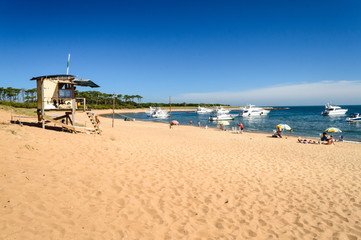 Obraz premium Playa con sol y caseta de guardavida