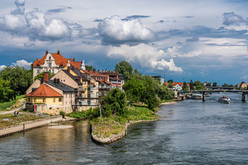 Fototapeta premium Ausflugsdampfer auf der Donau durch Regensburg