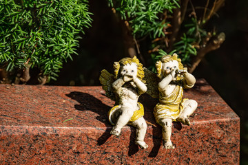 Zwei musizierende Engel auf einem Grabstein