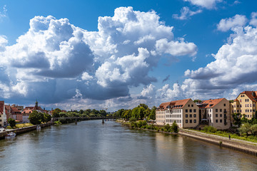 Fototapeta na wymiar Dramatischer Wolkenhimmel über der Donau in Regensburg